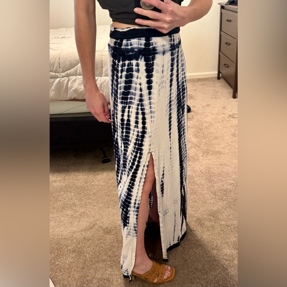 Athleta Navy and White Tie-Dye Skirt Size Small